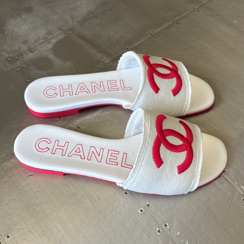 CHANEL White and Red Sandals - Picture 2 of 8